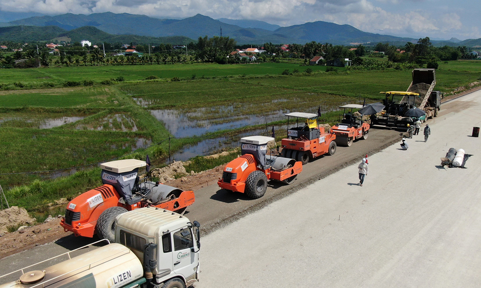 Hiện đơn vị đang khẩn trương triển khai c&aacute;c hạng mục c&ograve;n lại g&oacute;p phần sớm đưa cao tốc v&agrave;o vận h&agrave;nh vượt tiến độ.