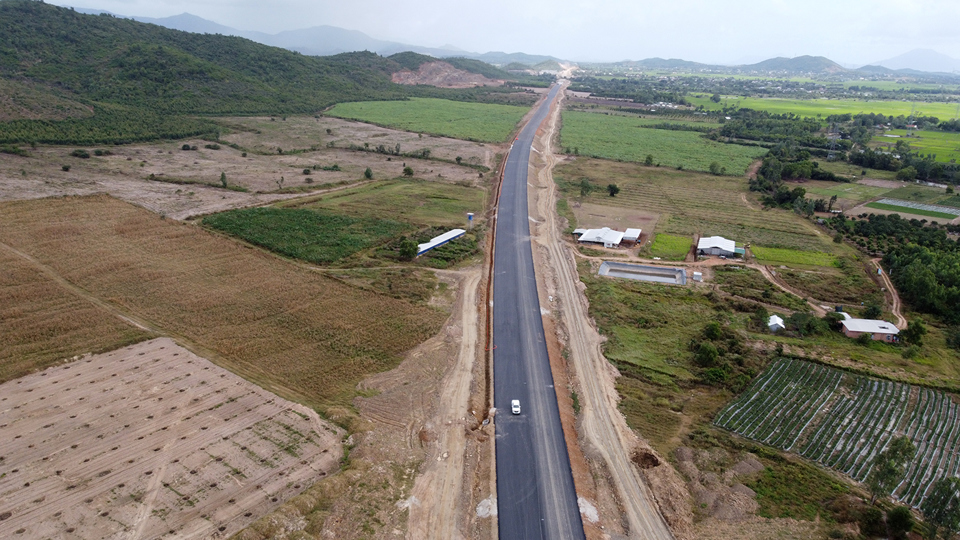 Đơn vị n&agrave;y cũng đ&atilde; tiến h&agrave;nh thảm nhựa khoảng 10 km cao tốc trong g&oacute;i thầu thi c&ocirc;ng.