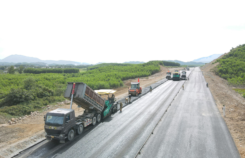 Chủ đầu tư v&agrave; c&aacute;c đơn vị nh&agrave; thầu phấn đấu dự &aacute;n sẽ ho&agrave;n th&agrave;nh vượt 6 th&aacute;ng so với kế hoạch ban đầu. (Ảnh: Trung Nh&acirc;n)