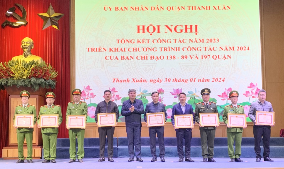 Ph&oacute; Chủ tịch UBND quận Thanh Xu&acirc;n L&ecirc; Hồng Thắng trao Giấy khen của UBND quận cho c&aacute;c tập thể&nbsp;