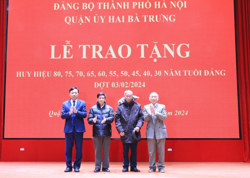 B&iacute; thư Quận ủy Hai B&agrave; Trưng Nguyễn Văn Nam trao Huy hiệu 65 năm tuổi Đảng cho c&aacute;c đảng vi&ecirc;n&nbsp;