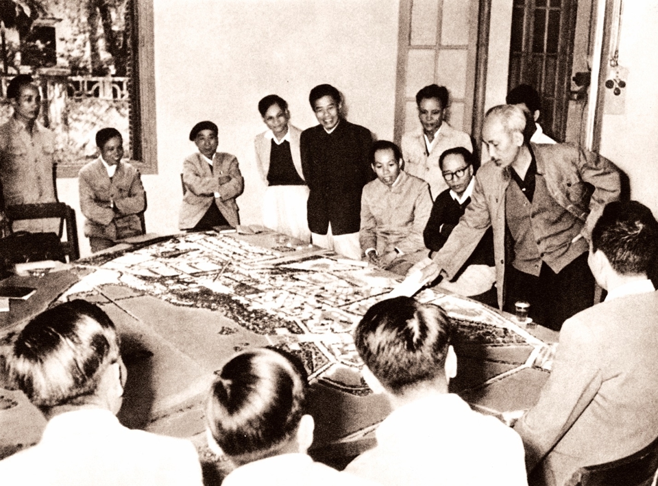 Chủ tịch Hồ Ch&iacute; Minh g&oacute;p &yacute; về quy hoạch, x&acirc;y dựng TP H&agrave; Nội năm 1959. Ảnh tư liệu