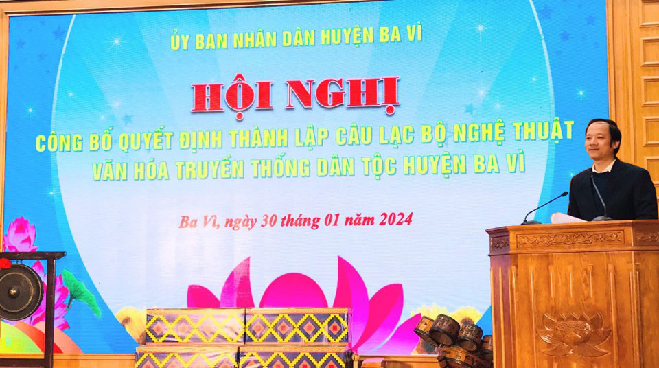 Ph&oacute; Chủ tịch UBND huyện Ba V&igrave; Nguyễn Đức Anh ph&aacute;t biểu tại buổi lễ ra mắt.