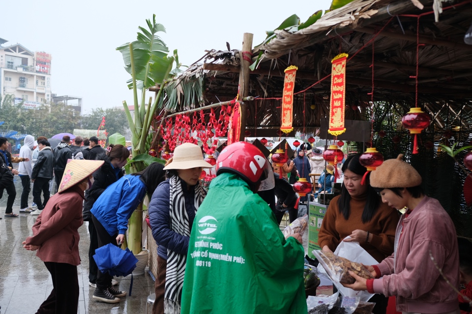 H&igrave;nh ảnh chợ qu&ecirc; được t&aacute;i hiện trong ng&agrave;y hội "Tết sum vầy" xu&acirc;n Gi&aacute;p Th&igrave;n 2024 tại th&agrave;nh phố Ph&uacute;c Y&ecirc;n. Ảnh Sỹ H&agrave;o.