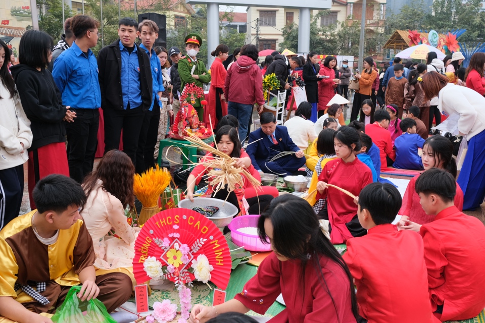 Được thầy c&ocirc; v&agrave; phụ huynh hướng dẫn, c&aacute;c học sinh rất vui vẻ h&agrave;o hứng tham gia thi g&oacute;i b&aacute;nh chưng tại chương tr&igrave;nh. Ảnh Sỹ H&agrave;o.