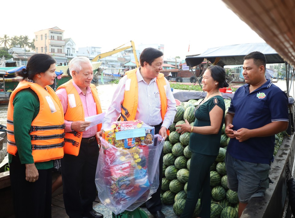 &Ocirc;ng Phạm Văn Hiểu, Ph&oacute; B&iacute; thư Thường trực Th&agrave;nh ủy, Chủ tịch HĐND th&agrave;nh phố Cần Thơ l&agrave;m Trưởng đo&agrave;n đến thăm, tặng qu&agrave; Tết cho c&aacute;c hộ tiểu thương tại chợ nổi C&aacute;i Răng. Ảnh MT