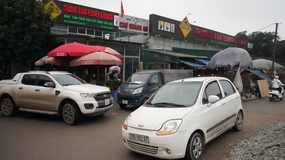 Giao th&ocirc;ng đi lại kh&oacute; khăn l&agrave; nguy&ecirc;n nh&acirc;n khiến việc kinh doanh của c&aacute;c tiểu thương trong chợ Quảng An gặp kh&oacute; khăn.