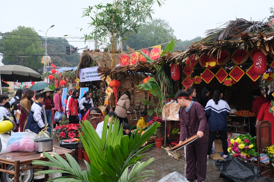 Số tiền thu được từ trải nghiệm thực tế b&aacute;n h&agrave;ng trong ng&agrave;y hội "Tết sum vầy" sẽ được c&aacute;c học sinh gom g&oacute;p d&agrave;nh tặng c&aacute;c bạn b&egrave; c&oacute; ho&agrave;n cảnh kh&oacute; khăn trong nh&agrave; trường. Ảnh Sỹ H&agrave;o.