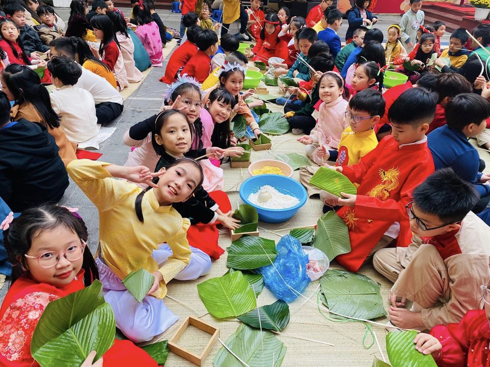 Học sinh Trường Tiểu học Tràng An- Hoàn Kiếm hào hứng tham gia gói bánh chưng