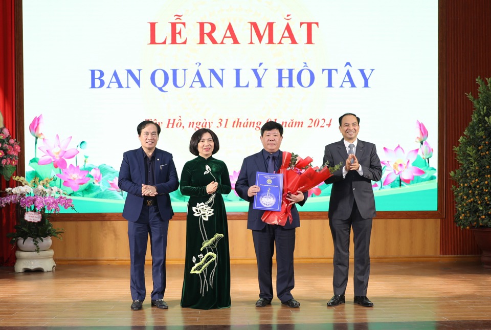 L&atilde;nh đạo quận T&acirc;y Hồ trao quyết định bổ nhiệm Trưởng Ban Quản l&yacute; Hồ T&acirc;y cho &ocirc;ng Nguyễn Thanh Tịnh.