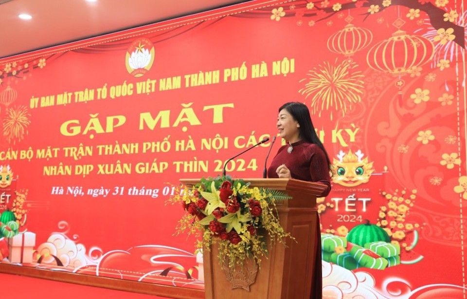 Chủ tịch Ủy ban Mặt trận Tổ quốc Việt Nam TP H&agrave; Nội Nguyễn Lan Hương ph&aacute;t biểu tại cuộc gặp mặt