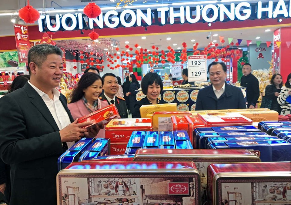 Ph&oacute; Chủ tịch UBNDTP H&agrave; Nội Nguyễn Mạnh Quyền kiểm tra dự trữ h&agrave;ng Tết tại si&ecirc;u thị Win Mart (Trung t&acirc;m Thương mại Vincom Mega Mall Smart City)