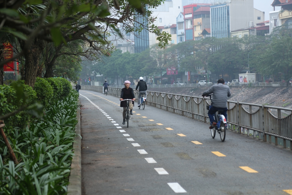 Nhiều người d&acirc;n di chuyển bằng xe đạp ngay sau khi tuyến đường được khai trương.