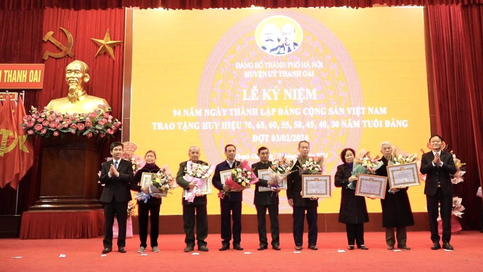 Huyện Thanh Oai: 131 đảng  viên được trao tặng, truy tặng Huy hiệu Đảng đợt 3/2 - Ảnh 1
