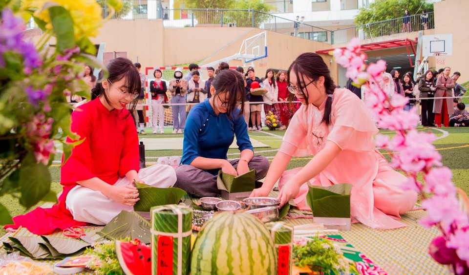 Học sinh Trường Marie Curie tham gia hoạt động gói bánh chưng Tết