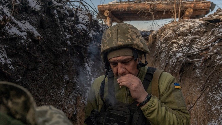 Một người l&iacute;nh Ukraine trong chiến h&agrave;o gần tiền tuyến ở Kupyansk, Ukraine, ng&agrave;y 23/1/2024. Ảnh: AFP