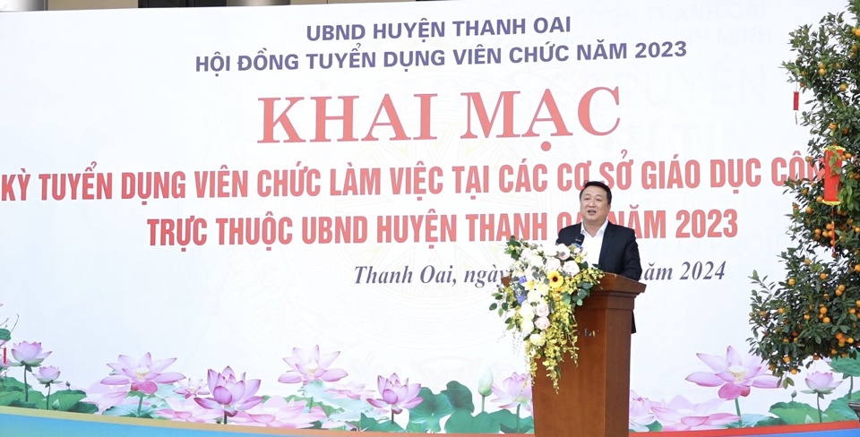 Ph&oacute; Chủ tịch UBND huyện Thanh Oai Nguyễn Kh&aacute;nh B&igrave;nh ph&aacute;t biểu khai mạc.