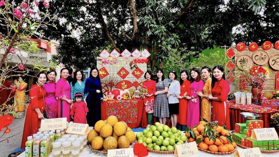 Gian h&agrave;ng từ thiện &ldquo;Chợ Tết c&ocirc;ng đo&agrave;n&rdquo; tại l&agrave;ng trẻ Birla H&agrave; Nội của trường Tiểu học Dịch Vọng A.