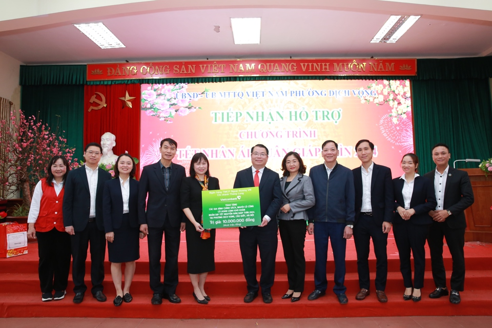 Đại diện l&atilde;nh đạo Chi nh&aacute;nh Thăng Long - Ng&acirc;n h&agrave;ng TMCP Ngoại thương Việt Nam Vietcombank trao tặng kinh ph&iacute; t&agrave;i trợ cho l&atilde;nh đạo phường Dịch Vọng.