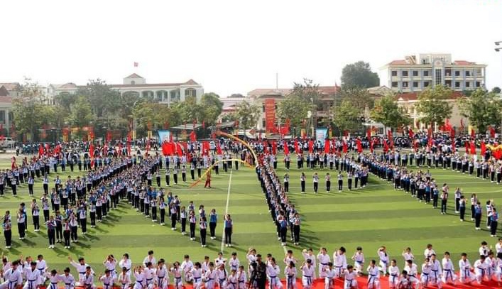 Tiết mục múa dân gian thể thao cùng 250 học sinh Trường THCS Thạch Thần.