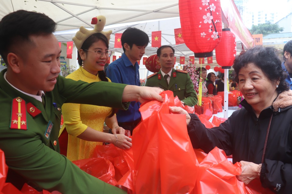 Đại diện c&aacute;c hộ gia đ&igrave;nh c&oacute; ho&agrave;n cảnh kh&oacute; khăn của phường Vĩnh Tuy (quận Hai B&agrave; Trưng) được nhận qu&agrave; tại c&aacute;c gian h&agrave;ng trong ''Chợ Tết Nh&acirc;n &aacute;i''&nbsp;