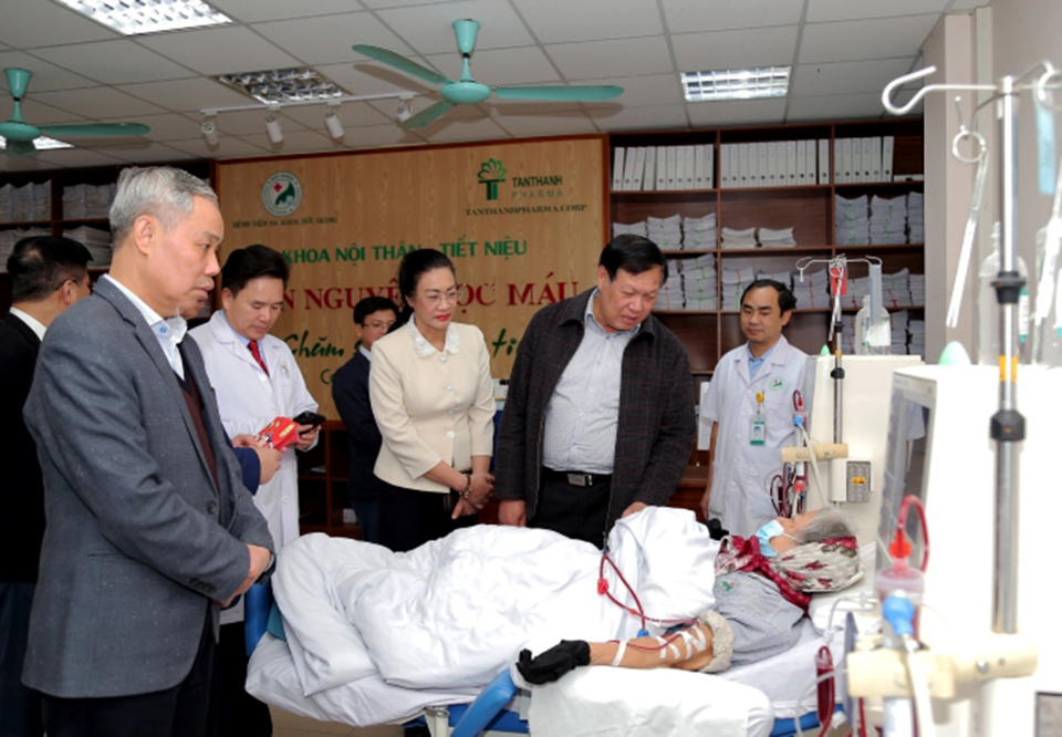 Thứ trưởng Bộ Y tế Đỗ Xu&acirc;n Tuy&ecirc;n thăm hỏi bệnh nh&acirc;n điều trị tại Bệnh viện Đa khoa Đức Giang.
