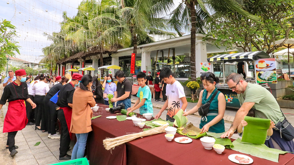 Chương tr&igrave;nh &ldquo;Nấu b&aacute;nh T&eacute;t, trở về Tết xưa&rdquo; tại&nbsp;Khu du lịch Champa Island Nha Trang. (Ảnh: P. Thảo)