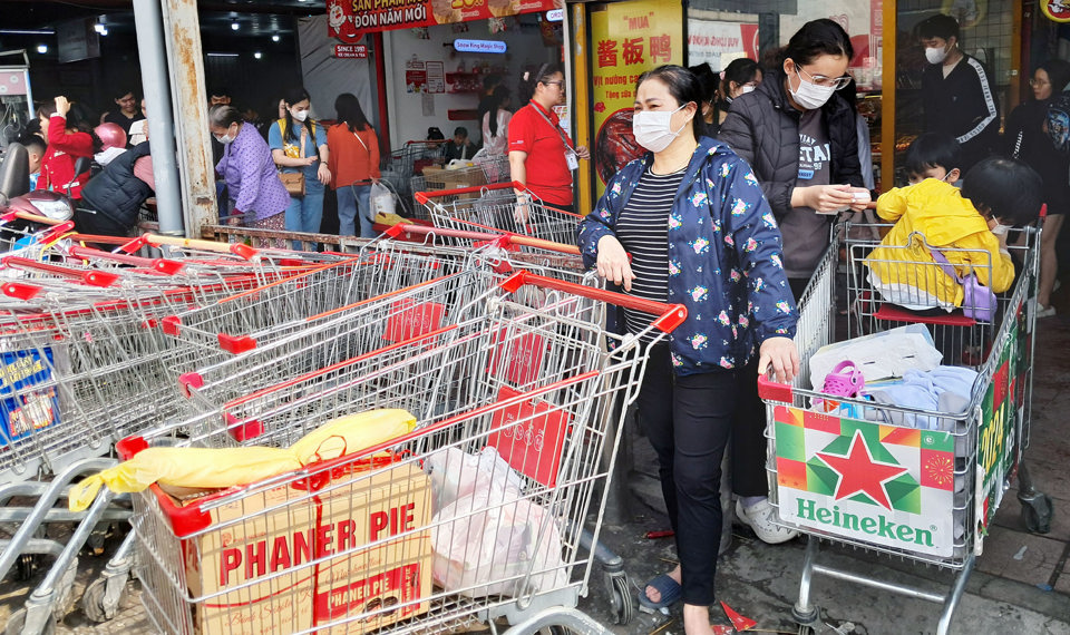 Kh&aacute;ch h&agrave;ng đợi người nh&agrave; đến vận chuyển h&agrave;ng Tết về nh&agrave; tại si&ecirc;u thị Big C Thăng Long chiều 4/2. Ảnh: Ho&agrave;i Nam