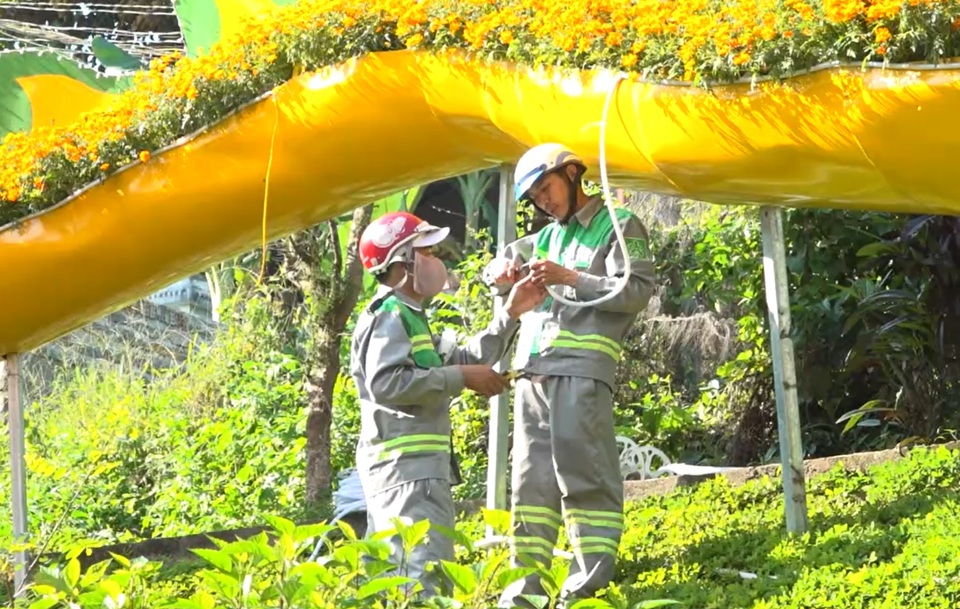 Đơn vị thi c&ocirc;ng khẩn trương ho&agrave;n thiện việc trang tr&iacute;.