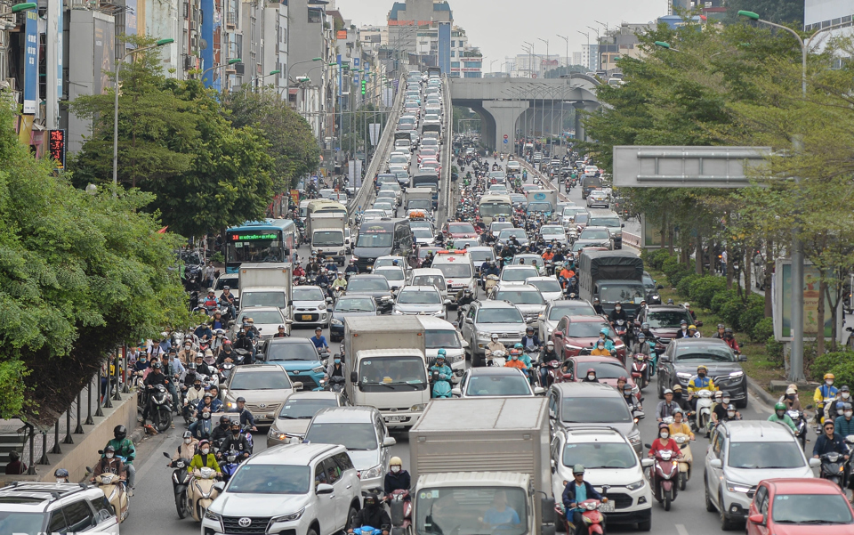 Đường Trường Chinh - Ng&atilde; Tư Sở &ugrave;n tắc trong những ng&agrave;y gi&aacute;p tết. Ảnh: Nguyễn Hải