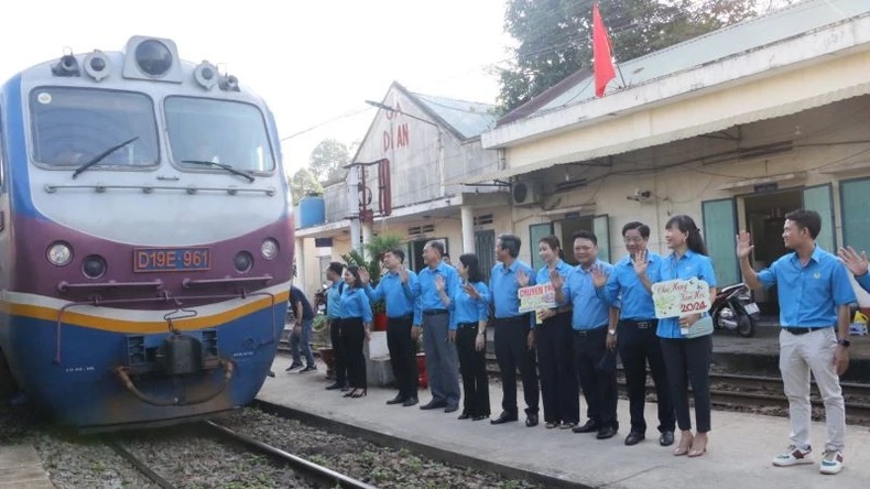 Tại nh&agrave; Ga Dĩ An, L&atilde;nh đạo Tổng Li&ecirc;n đo&agrave;n Lao động Việt Nam v&agrave; l&atilde;nh đạo Li&ecirc;n đo&agrave;n Lao động tỉnh B&igrave;nh Dương ra tận T&agrave;u để tiễn đo&agrave;n vi&ecirc;n C&ocirc;ng đo&agrave;n, c&ocirc;ng nh&acirc;n lao động về qu&ecirc;.