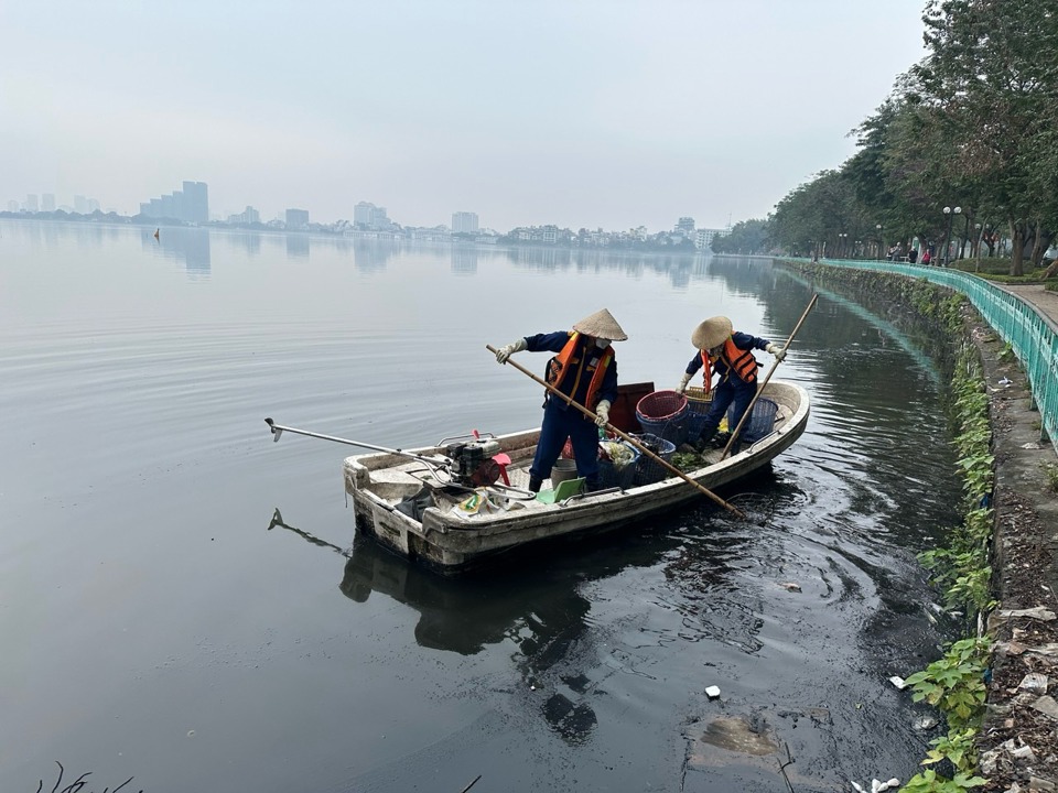 C&ocirc;ng nh&acirc;n tho&aacute;t nước dọn dẹp r&aacute;c thải tr&ecirc;n hệ thống ao hồ tại Thủ đ&ocirc;.