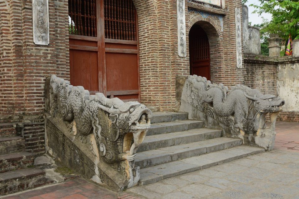 Đ&ocirc;i rồng được chạm tr&ecirc;n một khối đ&aacute; nguy&ecirc;n. Ảnh Ho&agrave;ng th&agrave;nh Thăng Long.