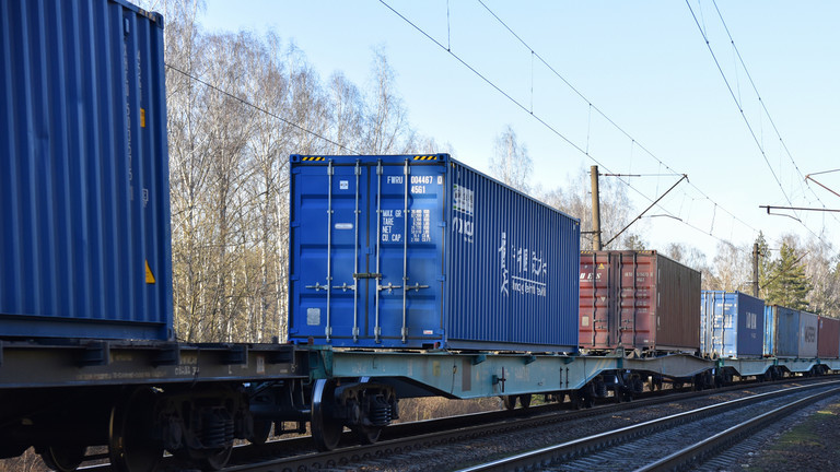 Vận chuyển container h&agrave;ng h&oacute;a tr&ecirc;n t&agrave;u chở h&agrave;ng Trung Quốc - ch&acirc;u &Acirc;u bằng đường sắt qua Nga. Ảnh: Getty