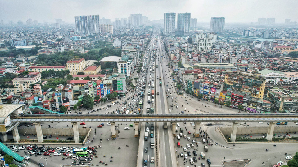 Những ng&agrave;y gi&aacute;p Tết, c&aacute;c ngả đường tại H&agrave; Nội lại rơi v&agrave;o t&igrave;nh trạng &ugrave;n tắc nghi&ecirc;m trọng. Tr&ecirc;n&nbsp;đường V&agrave;nh đai 3 tr&ecirc;n cao, h&agrave;ng d&agrave;i phương tiện nối đu&ocirc;i di chuyển v&agrave;o trung t&acirc;m th&agrave;nh phố.