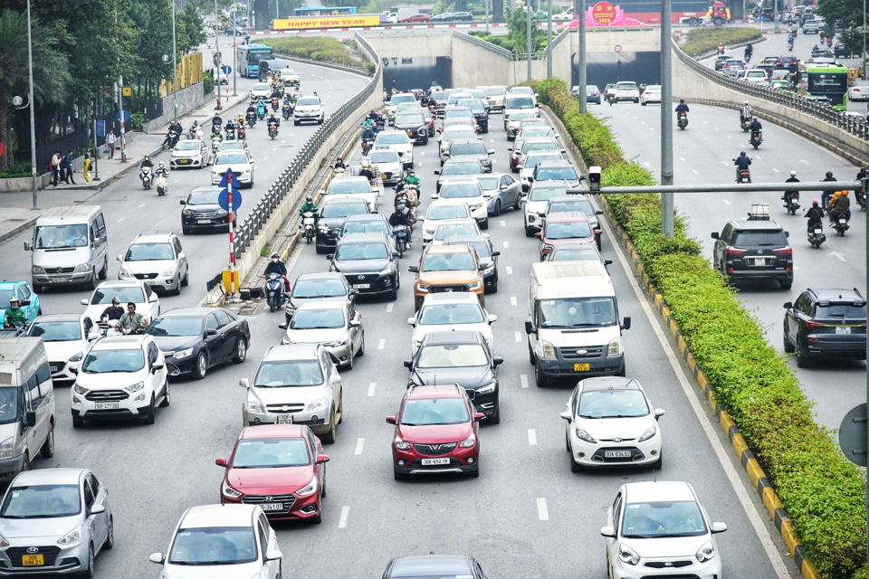 Tại khu vực hầm chui Trung Ho&agrave;, &ocirc; t&ocirc; xếp th&agrave;nh h&agrave;ng d&agrave;i d&ugrave; kh&ocirc;ng phải giờ cao điểm.

Xe m&aacute;y rất kh&oacute; khăn để di chuyển qua hầm chui Trung Ho&agrave;.&nbsp;