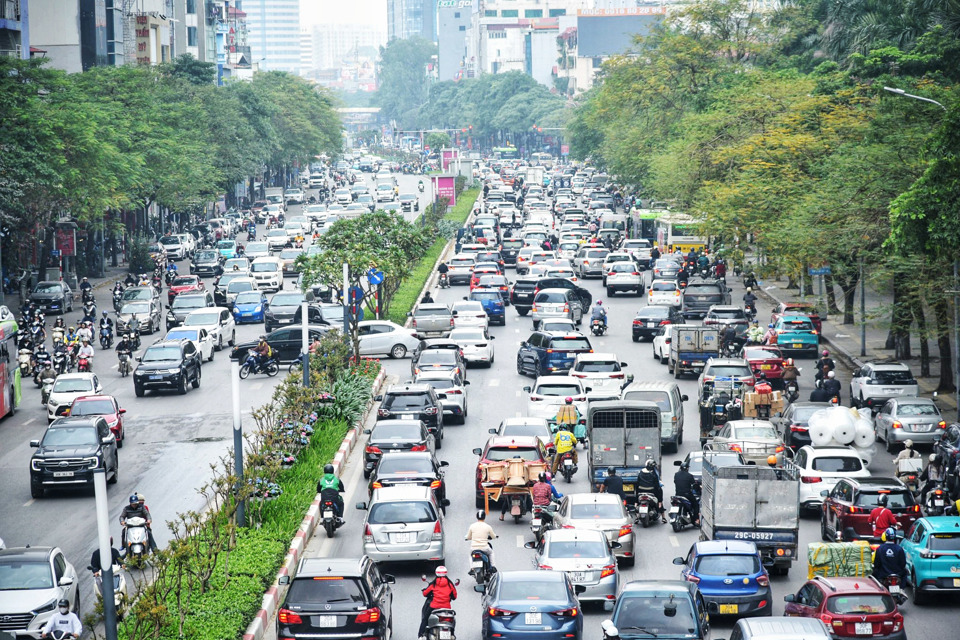 Đường Trần Duy Hưng cũng kh&ocirc;ng tr&aacute;nh khỏi t&igrave;nh trạng &ugrave;n tắc k&eacute;o d&agrave;i. Nhiều phương tiện di chuyển theo kiểu "điền v&agrave;o chỗ trống" khiến t&igrave;nh h&igrave;nh giao th&ocirc;ng trở n&ecirc;n hỗn loạn.