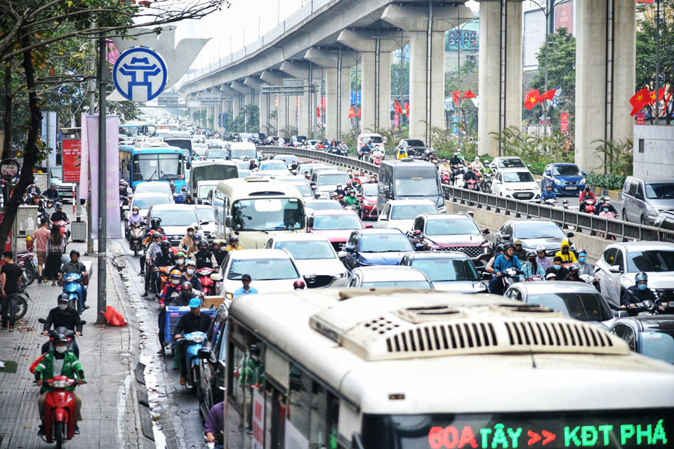 Đường Nguyễn Tr&atilde;i đ&ocirc;ng đ&uacute;c khi d&ograve;ng phương tiện di chuyển từ nội th&agrave;nh ra khỏi H&agrave; Nội.