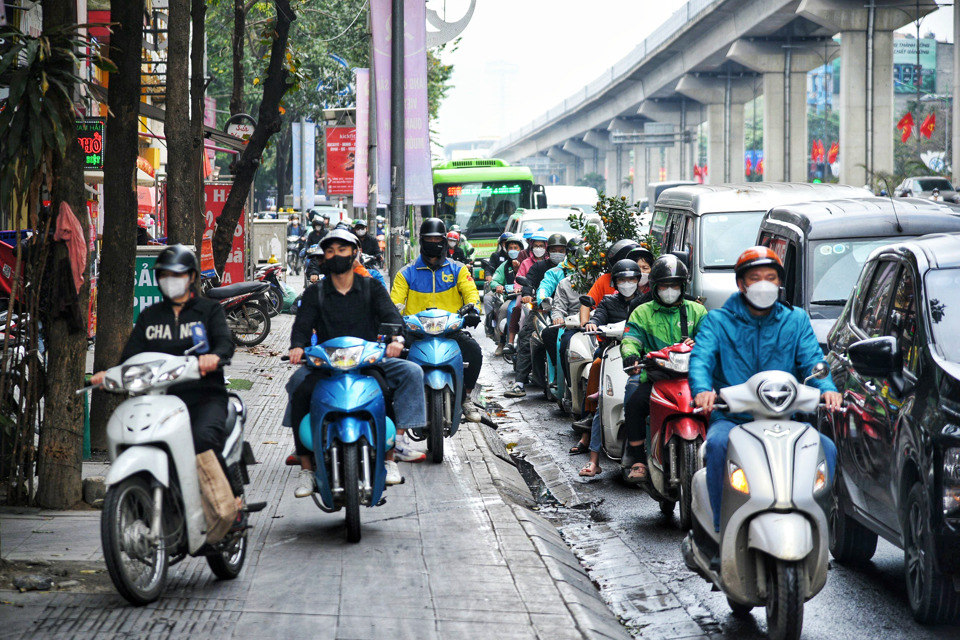 Nhiều xe m&aacute;y đi l&ecirc;n vỉa h&egrave; để tiết kiệm thời gian, tho&aacute;t khỏi khu vực &ugrave;n tắc.