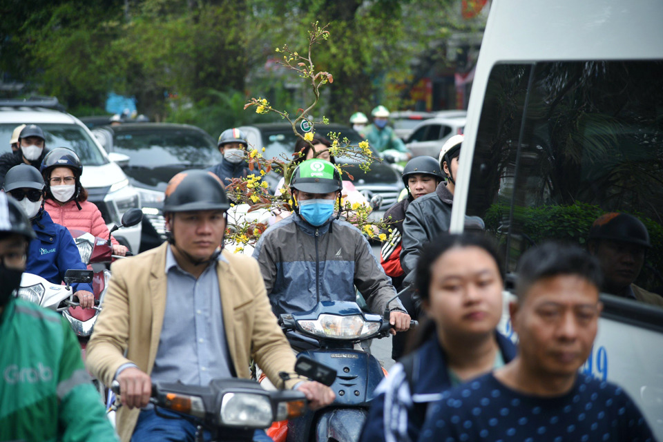 Đường Trần Duy Hưng cũng kh&ocirc;ng tr&aacute;nh khỏi t&igrave;nh trạng &ugrave;n tắc k&eacute;o d&agrave;i. Nhiều phương tiện di chuyển theo kiểu "điền v&agrave;o chỗ trống" khiến t&igrave;nh h&igrave;nh giao th&ocirc;ng trở n&ecirc;n hỗn loạn.