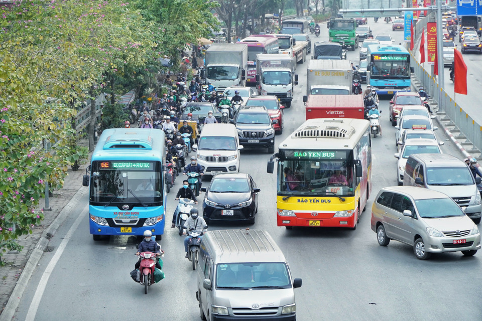 Người d&acirc;n b&agrave;y b&aacute;n đ&agrave;o, quất b&ecirc;n đường khiến giao th&ocirc;ng c&oacute; phần rối, song kh&ocirc;ng c&oacute; &ugrave;n ứ cục bộ xảy ra.