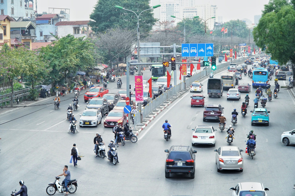 Tr&aacute;i ngược với khu vực nội đ&ocirc;, tại cửa ng&otilde; ph&iacute;a Nam, c&aacute;c phương tiện di chuyển kh&aacute; thuận lợi, kh&ocirc;ng xuất hiện t&igrave;nh trạng &ugrave;n tắc k&eacute;o d&agrave;i.