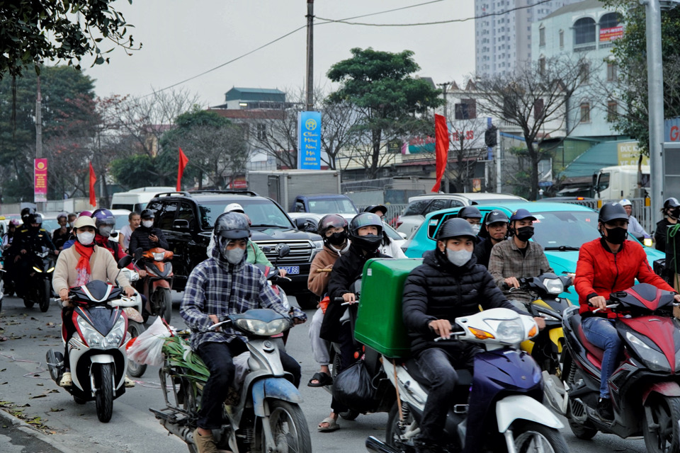 Cuối năm, người d&acirc;n tranh thủ đi mua sắm khiến đường phố lu&ocirc;n trong trạng th&aacute;i đ&ocirc;ng đ&uacute;c, tấp nập.