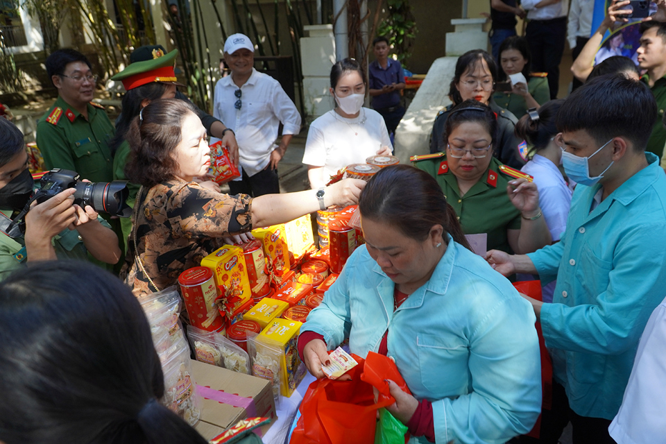 Chương tr&igrave;nh &ldquo;Phi&ecirc;n chợ Tết 0 đồng&rdquo; c&oacute; 16 gian h&agrave;ng gồm gian h&agrave;ng yến hũ, gian h&agrave;ng b&aacute;nh T&eacute;t, gian h&agrave;ng b&aacute;nh chưng, gian h&agrave;ng củ kiệu, gian h&agrave;ng gạo, gian h&agrave;ng b&aacute;nh, mứt, gian h&agrave;ng dầu ăn, gian h&agrave;ng nước ngọt,...