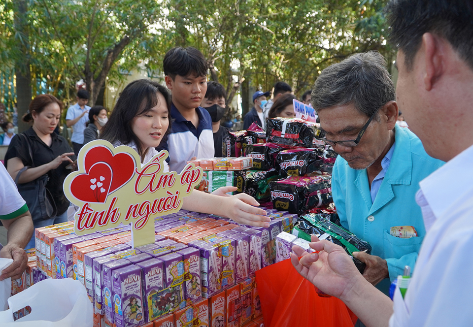 C&aacute;c bệnh nh&acirc;n cho biết chương tr&igrave;nh rất &yacute; nghĩa khi ng&agrave;y Tết cận kề. Những m&oacute;n h&agrave;ng n&agrave;y gi&uacute;p cuộc sống họ đỡ vất v&atilde; hơn đ&ocirc;i ch&uacute;t nhưng tinh thần cảm thấy rất phấn khởi.