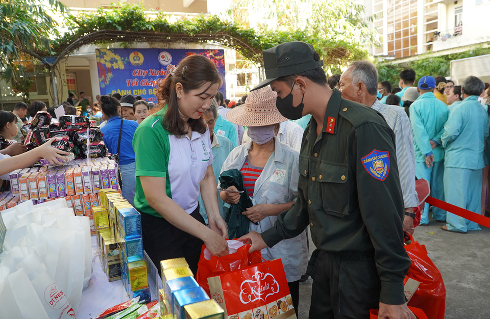 Ngo&agrave;i ra, c&ograve;n c&oacute; c&aacute;c doanh nghiệp v&agrave; c&aacute; nh&acirc;n kh&aacute;c ủng hộ c&aacute;c phần qu&agrave; cho bệnh nhận đi chợ Tết 0 đồng.&nbsp;Tổng trị gi&aacute; trong chương tr&igrave;nh tr&ecirc;n 300 triệu đồng.