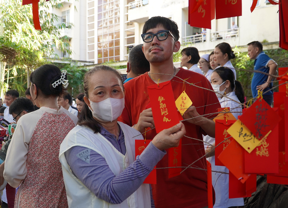 Bệnh nh&acirc;n tham dự chương tr&igrave;nh sẽ được &ldquo;h&aacute;i lộc đầu năm&rdquo; l&agrave; những phong bao l&igrave; x&igrave; tr&ecirc;n c&acirc;y ước nguyện. Bao l&igrave; x&igrave; c&oacute; nhiều mệnh gi&aacute; 20 ng&agrave;n đồng, 50 ng&agrave;n đồng, 100 ng&agrave;n đồng, 200 ng&agrave;n đồng.