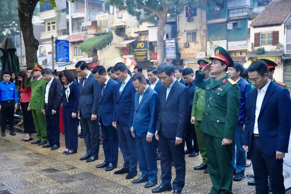 &nbsp;Đo&agrave;n l&atilde;nh đạo quận Ho&agrave;n Kiếm d&acirc;ng hương tại tượng đ&agrave;i &ldquo;H&agrave; Nội &ndash; M&ugrave;a đ&ocirc;ng 1946&rdquo;