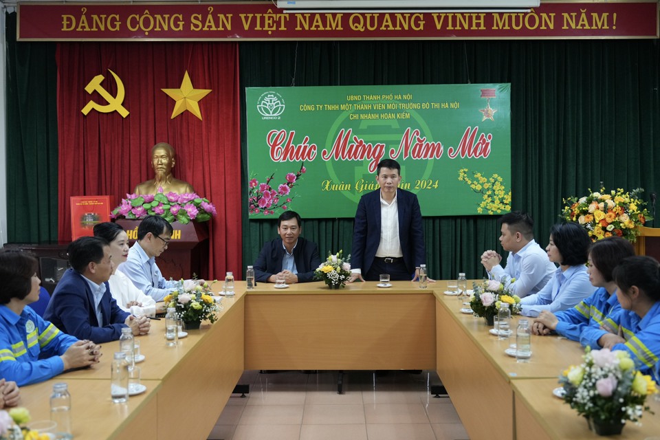 Chủ tịch UBND quận Ho&agrave;n Kiếm Phạm Tuấn Long ph&aacute;t biểu tại hội nghị.