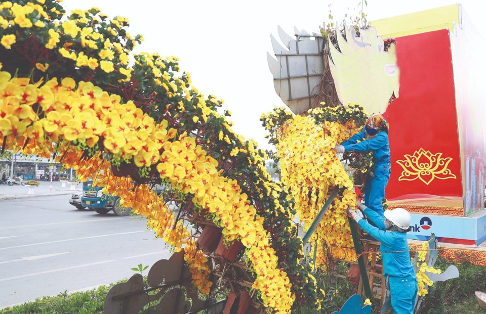 C&ocirc;ng nh&acirc;n khẩn trương trang tr&iacute; linh vật rồng bằng hoa.